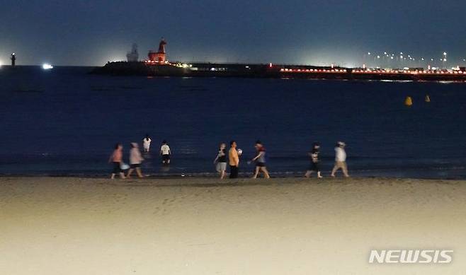 [제주=뉴시스] 제주시 이호테우해변에서 더위를 식히러 온 주민과 관광객들이 해변을 걷고 있다. (사진=뉴시스DB)