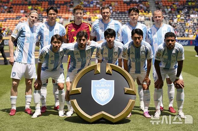 [신시내티=AP/뉴시스] 울산 HD 선수들이 25일(현지 시간) 미 오하이오주 신시내티 TQL 스타디움에서 열리는 2025 국제축구연맹(FIFA) 클럽 월드컵 조별리그 F조 3차전 보루시아 도르트문트(독일)와의 경기에 앞서 기념 촬영하고 있다. 울산 HD가 0-1로 패해 3패를 기록하며 승점을 올리지 못하고 대회를 마무리했다. 2025.06.26.