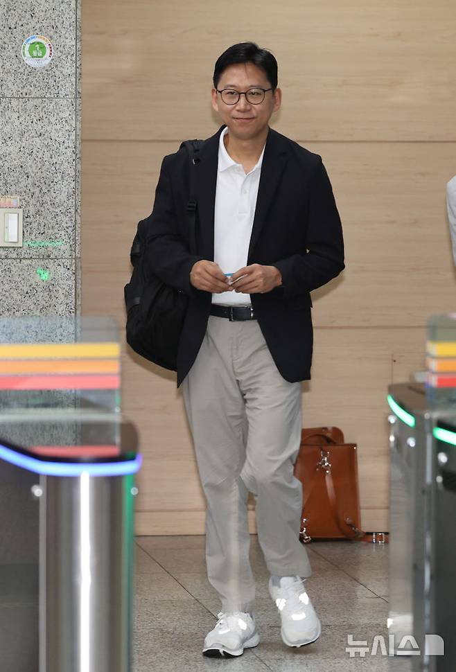 [서울=뉴시스] 배훈식 기자 = 배경훈 과학기술정보통신부 장관 후보자가 1일 오전 서울 종로구 광화문우체국에 마련된 인사청문회 준비 사무실로 출근하고 있다. 2025.07.01. dahora83@newsis.com