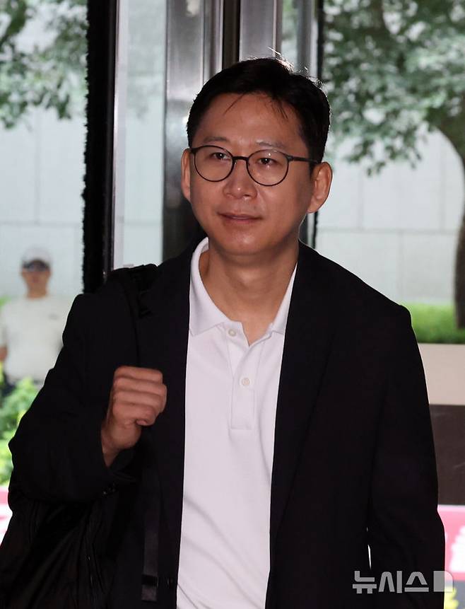 [서울=뉴시스] 배훈식 기자 = 배경훈 과학기술정보통신부 장관 후보자가 1일 오전 서울 종로구 광화문우체국에 마련된 인사청문회 준비 사무실로 출근하고 있다. 2025.07.01. dahora83@newsis.com