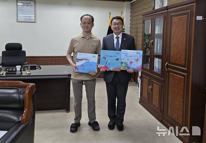 [서울=뉴시스] 큰글자·점자도서 대전맹학교 기부.