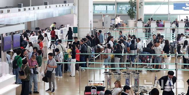 [인천공항=뉴시스] 김선웅 기자 = 지난달 5일 인천국제공항 제1여객터미널 출국장에서 여행객들이 출국 수속을 하고 있다. 2025.06.05. mangusta@newsis.com