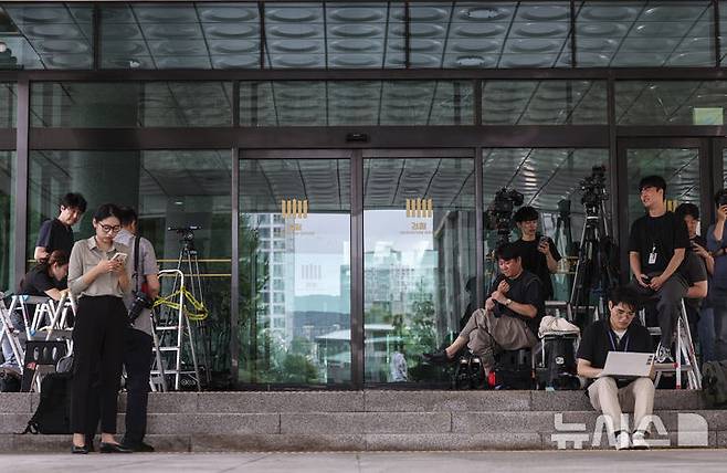 [서울=뉴시스] 김근수 기자 = 윤석열 전 대통령이 내란 특검의 2차 소환 조사에 불출석한 가운데 1일 서울 서초구 서울고등검찰청에 취재진들이 대기하고 있다. 2025.07.01. ks@newsis.com