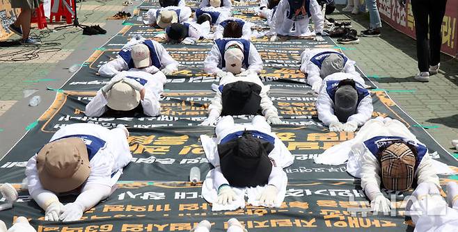 [서울=뉴시스] 김금보 기자 = 전국장애인부모연대 회원들이 7일 서울 여의도 국회 정문 앞에서 발달장애인 관련 예산과 권리 확대를 요구하며 오체투지를 하고 있다. 2025.07.01. kgb@newsis.com