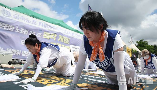 [서울=뉴시스] 김금보 기자 = 전국장애인부모연대 회원들이 7일 서울 여의도 국회 정문 앞에서 발달장애인 관련 예산과 권리 확대를 요구하며 오체투지를 하고 있다. 2025.07.01. kgb@newsis.com