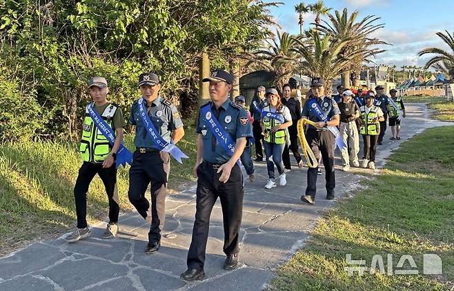 [제주=뉴시스] 김준식 제주서부경찰서장(오른쪽) 등이 지난달 30일 제주시 협재해수욕장 등에서 합동 순찰 활동을 하고 있다. (사진=제주서부경찰서 제공) 2025.07.01. photo@newsis.com