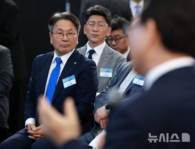 [광주=뉴시스] 고범준 기자 = 강기정 광주시장이 25일 광주 국립아시아문화전당에서 열린 광주시민, 전남도민 타운홀미팅에서 김영록 전라남도지사의 발언을 듣고 있다. 2025.06.25. bjko@newsis.com