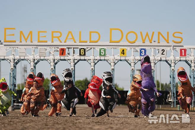 <font style="vertical-align: inherit;"><font style="vertical-align: inherit;">[오번=AP/뉴시스] 지난달 29일(현지 시간) 미국 워싱턴주 오번의 경마장 에메랄드 다운스에서 열린 '티렉스 세계 챔피언십 레이스'에 참가한 어린이들이 결승선을 향해 달리고 있다. 2025.07.01.</font></font>