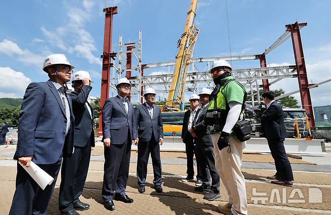 [경주=뉴시스] 이무열 기자 = 우원식(가운데) 국회의장이 1일 경북 경주시 경주화백컨벤션센터(하이코·HICO)에서 열린 'APEC 2025 KOREA' 준비상황 보고·간담회를 마친 뒤 미디어센터 건립공사 현장을 살펴보고 있다. 2025.07.01. lmy@newsis.com