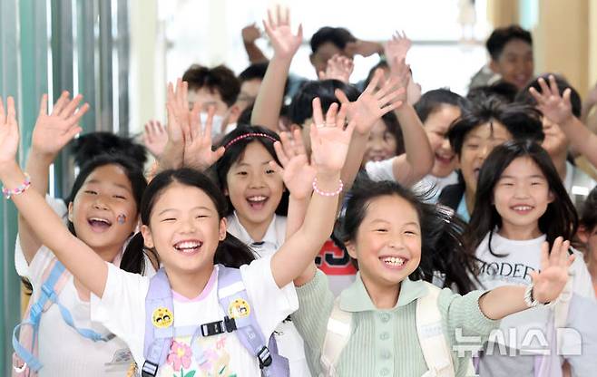 [부산=뉴시스] 하경민 기자 = 1일 부산 기장군 해빛초등학교에서 3학년4반 학생들이 여름방학식을 가진 뒤 환하게 웃으며 귀가하고 있다.  이 학교는 급식 조리실 설비 공사 때문에 예년에 비해 20일 정도 일찍 여름방학에 들어갔다. 2025.07.01. yulnetphoto@newsis.com