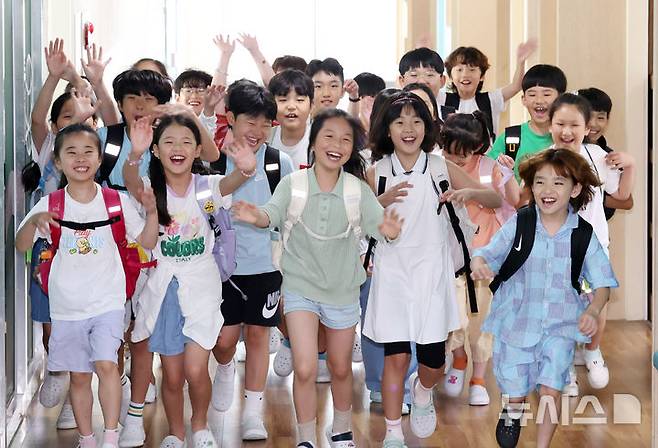[부산=뉴시스] 하경민 기자 = 1일 부산 기장군 해빛초등학교에서 3학년4반 학생들이 여름방학식을 가진 뒤 환하게 웃으며 귀가하고 있다.  이 학교는 급식 조리실 설비 공사 때문에 예년에 비해 20일 정도 일찍 여름방학에 들어갔다. 2025.07.01. yulnetphoto@newsis.com