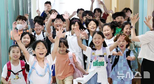 [부산=뉴시스] 하경민 기자 = 1일 부산 기장군 해빛초등학교에서 3학년4반 학생들이 여름방학식을 가진 뒤 환하게 웃으며 귀가하고 있다.  이 학교는 급식 조리실 설비 공사 때문에 예년에 비해 20일 정도 일찍 여름방학에 들어갔다. 2025.07.01. yulnetphoto@newsis.com