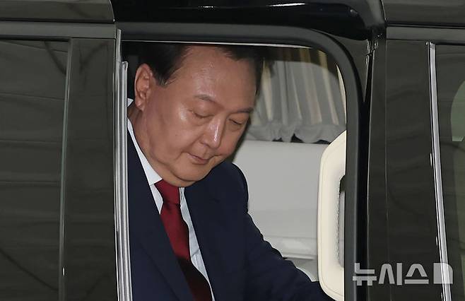 [서울=뉴시스] 이영환 기자 = 윤석열 전 대통령이 28일 오전 대면 조사를 받기 위해 서울 서초구 서울고검에 마련된 내란특검 사무실로 출석하고 있다. (공동취재) 2025.06.29. photo@newsis.com