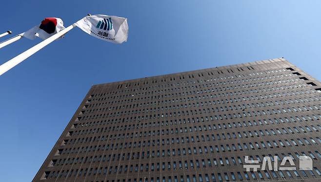 [서울=뉴시스] 추상철 기자 =법무부는 1일 오후 대검검사급 인사(검사장급) 인사를 발표했다.  서울 서초구 서울중앙지방검찰청에서 태극기와 검찰 깃발이 나란히 바람에 나부끼고 있다. 2025.06.04. scchoo@newsis.com