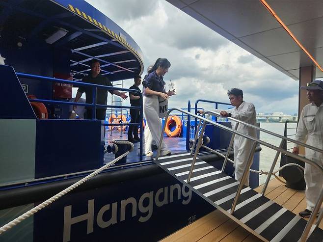 [서울=뉴시스] 고가혜 기자=1일 한강버스 체험운항을 마치고 잠실 선착장에서 내리는 시민들. 2025.07.01 gahye_k@newsis.com *재판매 및 DB 금지