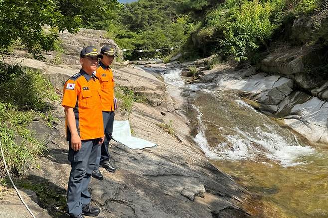 [대구=뉴시스] 장인철 신임 대구강북소방서장이 1일 취임 첫 일정으로 여름철 집중호우 피해 우려 구역을 점검하고 있다. (사진=대구강북소방서 제공) 2025.07.01. photo@newsis.com *재판매 및 DB 금지