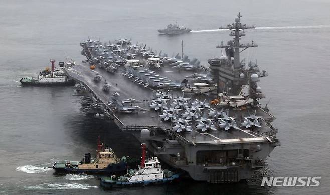 [부산=뉴시스] 하경민 기자 = 미국 해군의 핵추진 항공모함 '시어도어 루스벨트'(CVN-71·10만t급)가 지난해 6월22일 오전 부산 남구 해군작전사령부 부산작전기지에 입항하고 있다.  니미츠급인 이 항모는 길이 332.8m, 폭 76.8m 규모에 FA-18(슈퍼호넷), F-35C 전투기, EA-18G 그라울러 전자전기, MH-60 시호크 해상작전헬기 등 90여 대의 항공기를 싣고 있으며 승조원도 6000여 명에 달한다. 2024.06.22. yulnetphoto@newsis.com