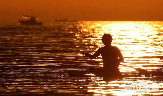 [제주=뉴시스] 우장호 기자 = 나흘째 폭염특보가 이어진 1일 오후 제주시 이호테우 해변에서 바라본 서쪽 수평선으로 뜨거운 태양이 지고 있다. 2025.07.01. woo1223@newsis.com
