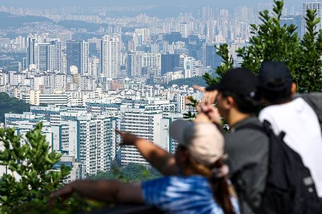 지난달 한국고용정보원이 발간한 '지역노동시장 양극화와 일자리 정책과제' 보고서는 "청소년기와 성년기를 모두 비수도권에서 거주한 경우에 비해 비수도권에서 수도권으로 이동한 경우 소득 계층이 유의하게 상향 이동한 것으로 나타났다"고 밝혔다. 사진은 서울 남산에서 바라본 서울 시내. 연합뉴스