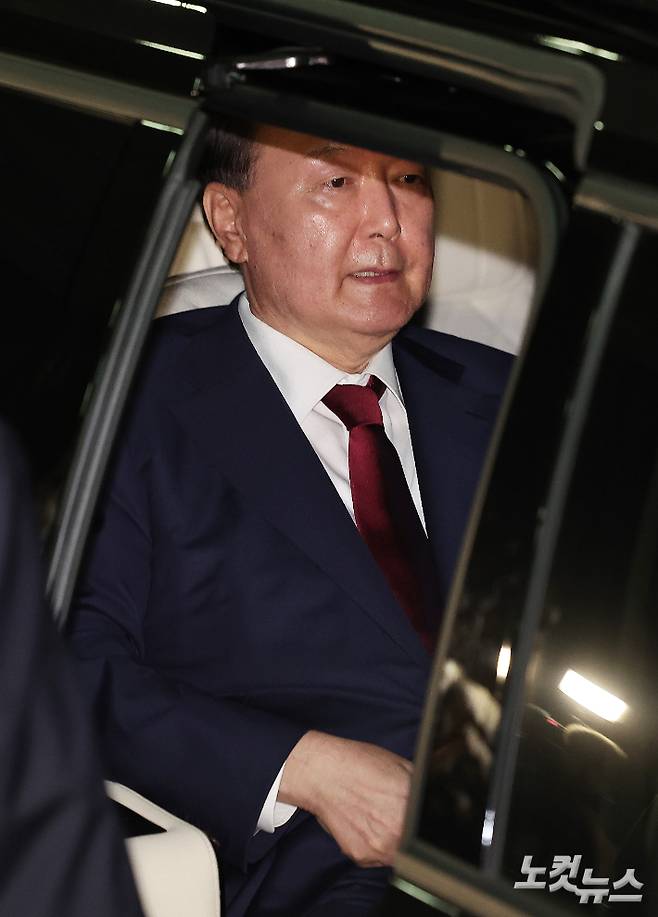 윤석열 전 대통령이 29일 새벽 서울 서초구 서울고등검찰청 청사에 마련된 내란특검 사무실에서 피의자 신분으로 조사를 마친 뒤 귀가하고 있다. 황진환 기자