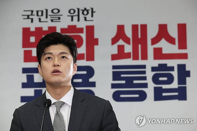 (서울=연합뉴스) 박동주 기자 = 국민의힘 김용태 비상대책위원장이 27일 서울 여의도 국회에서 열린 의원총회에서 발언하고 있다. 2025.6.27 pdj6635@yna.co.kr 연합뉴스