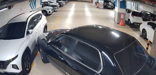 A씨가 지난 4월 15일 부산 동구의 한 건물 지하주차장에서 차량을 들이받은 후 그대로 떠났다. 부산경찰청 제공