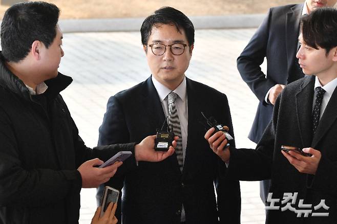 심우정 검찰총장이 10일 오전 서울 서초구 대검찰청으로 출근하며 취재진의 질문에 답변하고 있다. 심 총장은 윤석열 대통령의 구속이 취소된 것에 즉시항고하지 않은 이유에 관해 "적법 절차 원칙에 따른 것"이라고 말했다. 류영주 기자