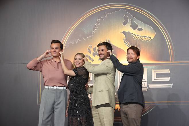 1일 서울 종로구 포시즌스호텔에서 열린 영화 '쥬라기 월드: 새로운 시작' 내한 기자간담회에서 감독과 배우들이 포즈를 취하고 있다. 왼쪽부터 루퍼트 프렌드, 스칼릿 조핸슨, 조너선 베일리, 개러스 에드워즈 감독. 연합뉴스