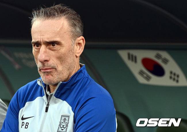 [OSEN=도하(카타르), 박준형 기자] &nbsp;24일(현지시간)  카타르 도하 에듀케이션 시티 스타디움에서 2022 국제축구연맹(FIFA) 카타르 월드컵 조별리그 H조 대한민국과 우루과이의 경기가 진행됐다.경기에 앞서 한국 파울루 벤투 감독이 그라운드를 바라보고 있다. 2022.11.24 /soul1014@osen.co.kr