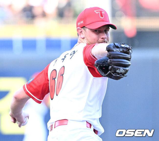 [OSEN=광주, 이대선 기자] 1회초 무사에서 KIA 선발투수 에릭 라우어가 역투하고 있다. 2024.08.11 /sunday@osen.co.kr