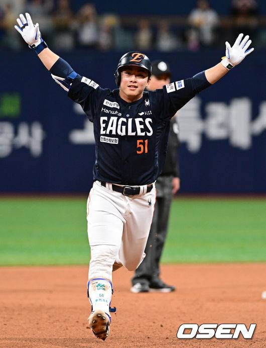 [OSEN=고척, 조은정 기자] 9회초 2사 한화 문현빈이 역전 솔로 홈런을 날리고 있다. 2025.05.09 /cej@osen.co.kr