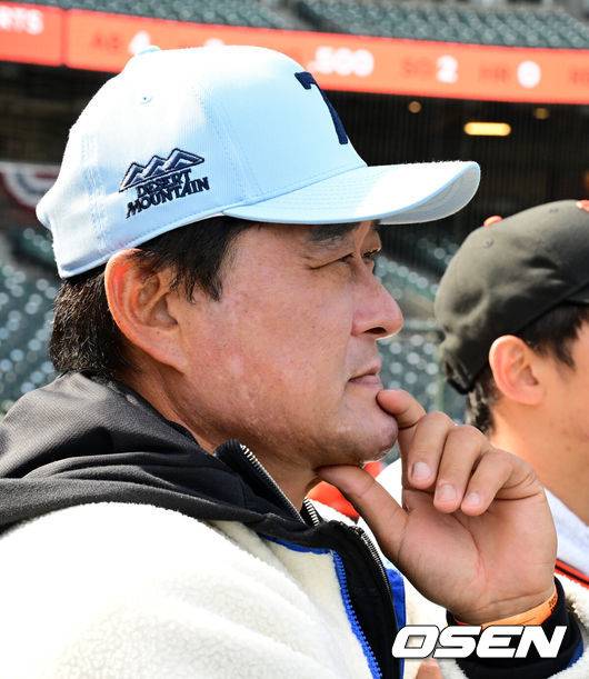 [OSEN=오라클 파크(샌프란시스코 미국 캘리포니아주), 지형준 기자] 샌프란시스코 자이언츠 이정후(26)와 샌디에이고 파드리스 김하성(29)이 2경기 연속 무안타로 침묵했다. 샌디에이고는 만루홈런으로 지난 경기 끝내기 패배를 설욕했다.샌프란시스코는 7일(이하 한국시간) 미국 캘리포니아주 샌프란시스코 오라클 파크에서 열린 2024시즌 메이저리그 샌디에이고와의 경기에서 0-4로 패했다. 샌디에이고는 전날 끝내기 패배의 충격을 이겨내고 3연전 전적 1승 1패 균형을 맞췄다.&nbsp;이정후는 슈퍼캐치를 하나 성공시켰지만 타격에서는 아쉬움이 있었다. 4타수 무안타를 기록하며 지난 3일 다저스전 안타 이후 11타수 연속 무안타로 침묵했다. 시즌 성적은 9경기 타율 2할(35타수 7안타) 1홈런 4타점 2득점 OPS .554로 하락했다. 김하성은 3타수 무안타 1득점 1볼넷을 기록했다. 지난 4일 세인트루이스전 안타 이후 9타수 연속 무안타가 이어지고 있다. 하지만 볼넷으로 만루찬스를 연결하면서 샌디에이고 승리의 발판을 마련했다. 시즌 성적은 11경기 타율 2할(40타수 8안타) 1홈런 4타점 5득점 3도루 OPS .623을 기록중이다.경기에 앞서 이종범 코치가 샌프란시스코 이정후의 훈련을 지켜보고 있다. 2024.04.07 /jpnews@osen.co.kr