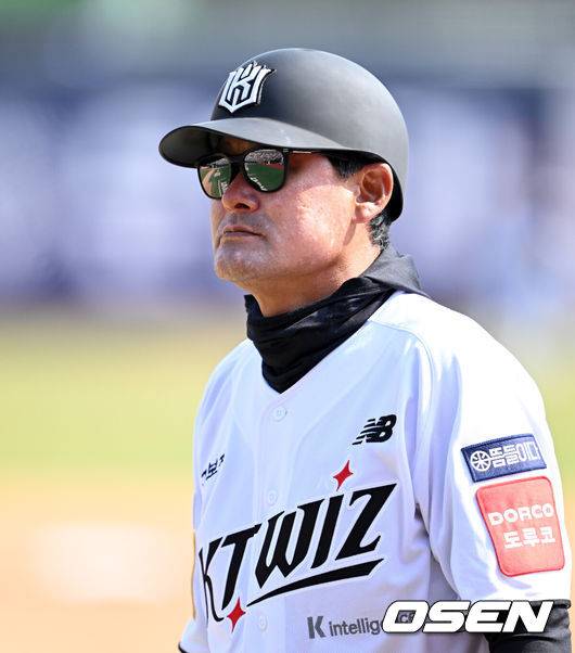 [OSEN=수원, 이대선 기자] 8일 오후 수원KT위즈파크에서  2025 신한 SOL뱅크 KBO 리그 시범경기 KT 위즈와 LG 트윈스의 경기가 열렸다.KT는 고영표, LG는 요니 치리노스를 선발 투수로 내세웠다.KT 이종범 코치가 그라운드를 바라보고 있다. 2025.03.08
