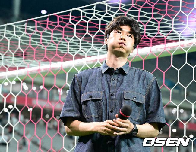 [OSEN=서울월드컵경기장, 김성락 기자] 기성용 이적 사가'로 인해 관심이 집중된 FC 서울과 포항 스틸러스의 맞대결은 서울의 완승으로 끝났다.&nbsp;서울은 29일 서울월드컵경기장에서 열린 하나은행 K리그 1 2025 21라운드 포항 스틸러스와 맞대결서 4-1로 승리했다. 경기 종료 후 포항 기성용이 관중에게 인사하고 있다. 2025.06.29 / ksl0919@osen.co.kr