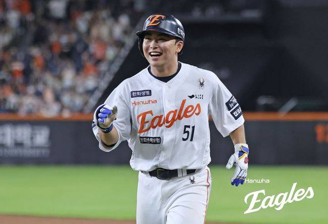 한화 문현빈이 8회 스퀴즈 번트로 역전을 만든 뒤 기뻐하고 있다. /한화 이글스 제공