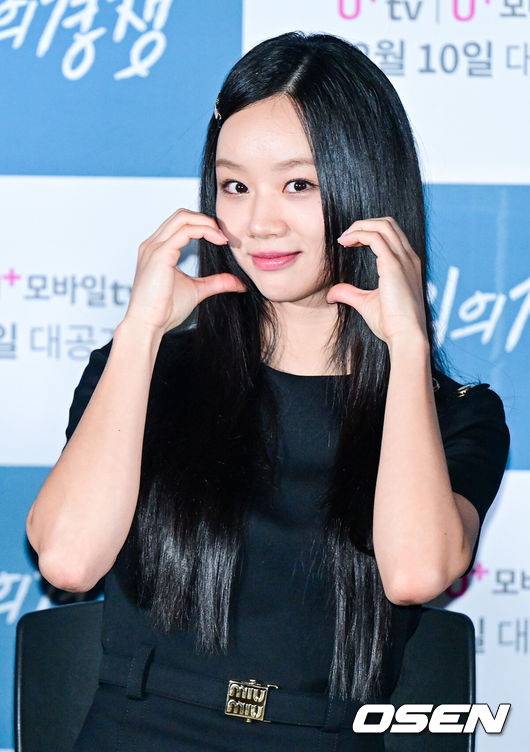 [OSEN=최규한 기자] 6일 오후 서울 용산 CGV에서 STUDIO X+U 드라마 ‘선의의 경쟁’ 언론시사회가 열렸다.‘선의의 경쟁’은 살벌한 입시 경쟁이 벌어지는 대한민국 상위&nbsp;1%&nbsp;채화여고에 전학 온&nbsp;'슬기'에게 각자의 욕망을 드러내는 친구들,&nbsp;그리고 수능 출제 위원이었던 아버지의 의문사를 둘러싼 미스터리 걸스릴러다.배우 이혜리가 간담회를 마친 뒤 인사를 전하고 있다. 2025.02.06 / dreamer@osen.co.kr