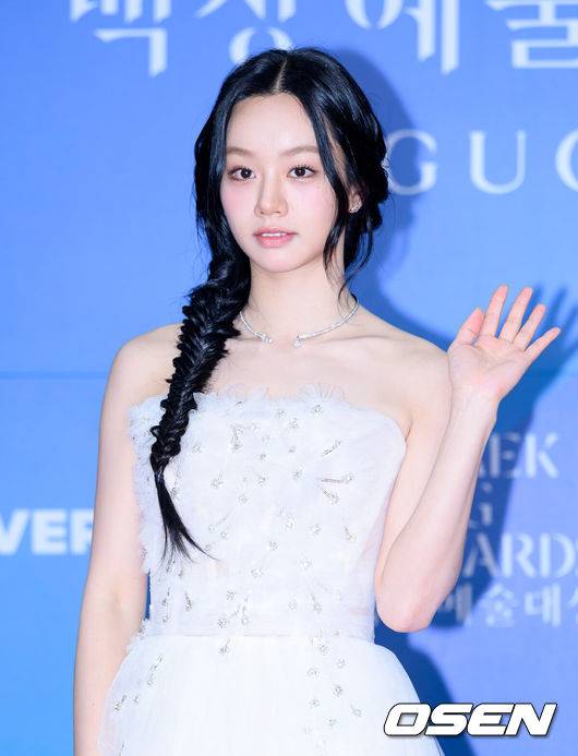 [OSEN=이대선 기자] 5일 오후 서울 강남구 코엑스 D홀에서 ‘제61회 백상예술대상 with 구찌’ 레드카펫 행사가 열렸다.방송·영화·연극을 아우르는 국내 유일무이 종합 예술 시상식 ‘제61회 백상예술대상 with 구찌’는 JTBC·JTBC2·JTBC4에서 동시 생중계, 프리즘·네이버TV·치지직에서 디지털 생중계된다.배우 이혜리가 레드카펫을 밟고 있다. 2025.05.05 /sunday@osen.co.kr