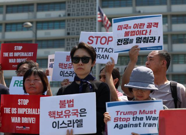 ▲참여연대, 민주사회를위한변호사모임, 전국민중행동 등 시민사회단체 회원들이 23일 서울 종로구 주한미국대사관 인근에서 기자회견을 열고 미국의 이란 공격을 규탄하고 있다. ⓒ연합뉴스