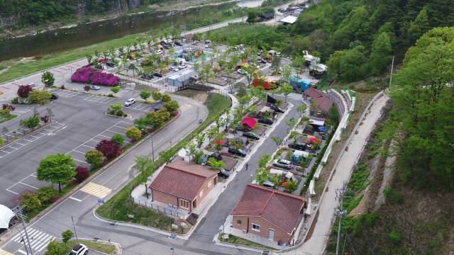 ▲ 경북 봉화군 청량산 자락에 자리한 청량산 수원캠핑장의 전경이다. 울창한 산림과 절벽이 어우러진 계곡 옆에 조성된 캠핑장은 주차장, 물놀이장, 조형물, 산책로, 놀이시설 등을 갖춘 가족형 복합 휴양공간으로, 텐트존과 글램핑존이 잘 정비되어 있다. ⓒ 봉화군(사진제공)