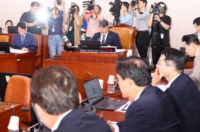 ▲1일 국회에서 열린 법제사법위원회 전체회의에서 더불어민주당 소속 이춘석 위원장이 의사봉을 두드리고 있다. ⓒ연합뉴스