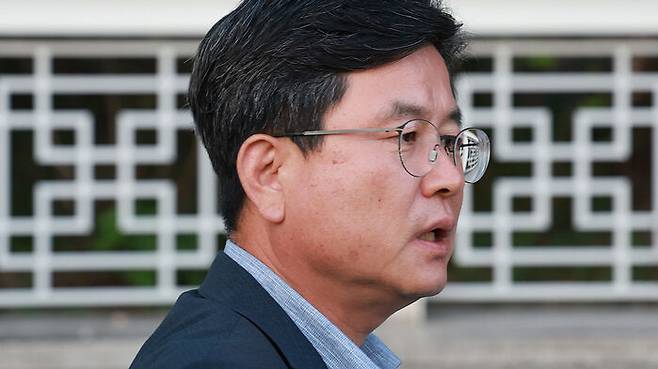 내란 특검 소환 조사를 받은 강의구 전 대통령실 부속실장이 지난달 30일 서울고검 청사를 나서고 있다.