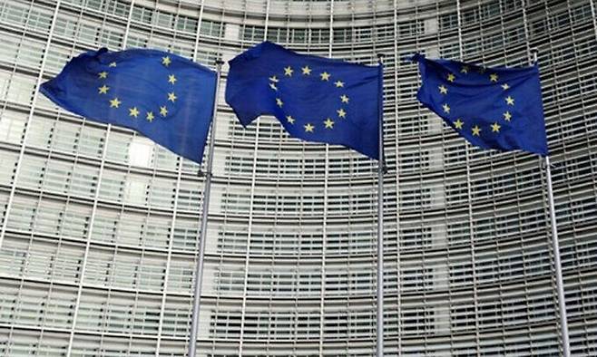 벨기에 브뤼셀 유럽연합(EU) 집행위원회 건물 앞 국기 게양대에 걸린 EU 깃발들. 로이터연합뉴스