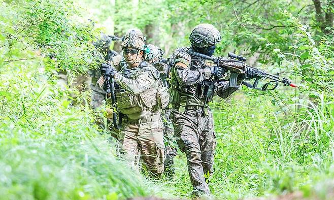 육군 장병들이 산악지역 수색훈련을 하고 있다. 세계일보 자료사진