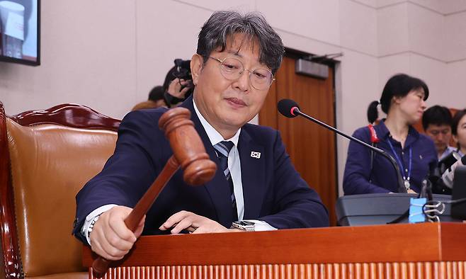 이춘석 국회 법제사법원회 위원장이 1일 서울 여의도 국회에서 열린 제426회국회(임시회) 제1차 전체회의에서 의사봉을 두드리고 있다. 뉴스1