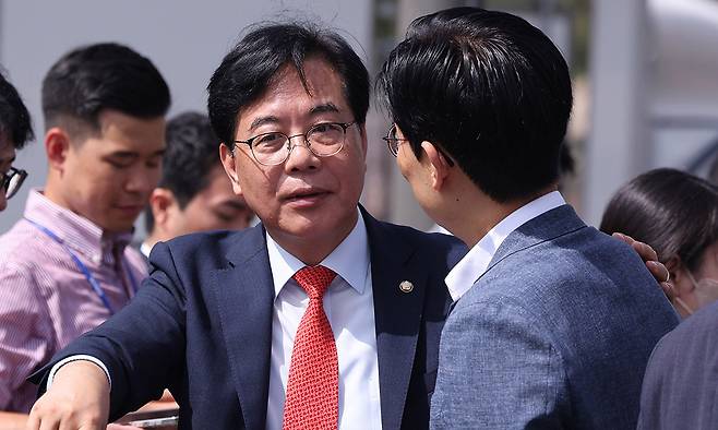 송언석 국민의힘 당대표 권한대행 겸 원내대표가 1일 서울 용산구 대통령실 앞에서 열린 현장 의원총회에 앞서 조정훈 의원과 대화를 나누고 있다. 뉴스1