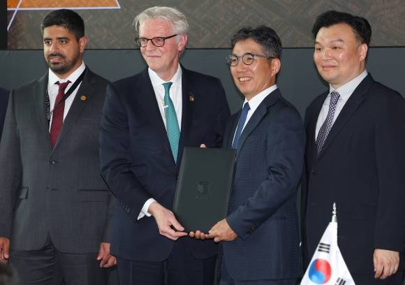 네이버클라우드·뉴 무라바 업무협약 체결 - 사우디아라비아 국부펀드(PIF) 산하 부동산 개발사인 뉴 무라바의 마이클 다이크(왼쪽 두 번째) 최고경영자(CEO)와 김유원(세 번째) 네이버클라우드 대표가 30일 서울 서초구 세빛섬에서 열린 ‘뉴 무라바 서울 포럼’에서 업무협약을 맺고 기념사진을 찍고 있다. 연합뉴스