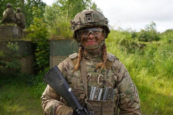 2025년 6월 11일(현지시간) 덴마크 코펜하겐 북쪽 25km에 위치한 호벨테 훈련장에서 최종 훈련 중 사진 촬영에 응한 20세 여성 징집병 카트리네. AP뉴시스