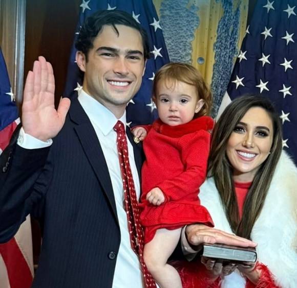 미국 공화당 소속 브랜든 길(왼쪽) 연방 하원의원이 그의 인도계 아내와 딸과 함께 성경 위에 손을 얹고 포즈를 취한 모습. 브랜든 길 의원실 공식 홈페이지 캡처