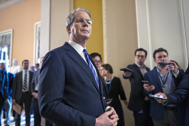 스콧 베선트 미국 재무장관이 지난 27일(현지 시간) 워싱턴DC 의회를 방문한 자리에서 기자들의 질문을 받고 있다. AP연합뉴스