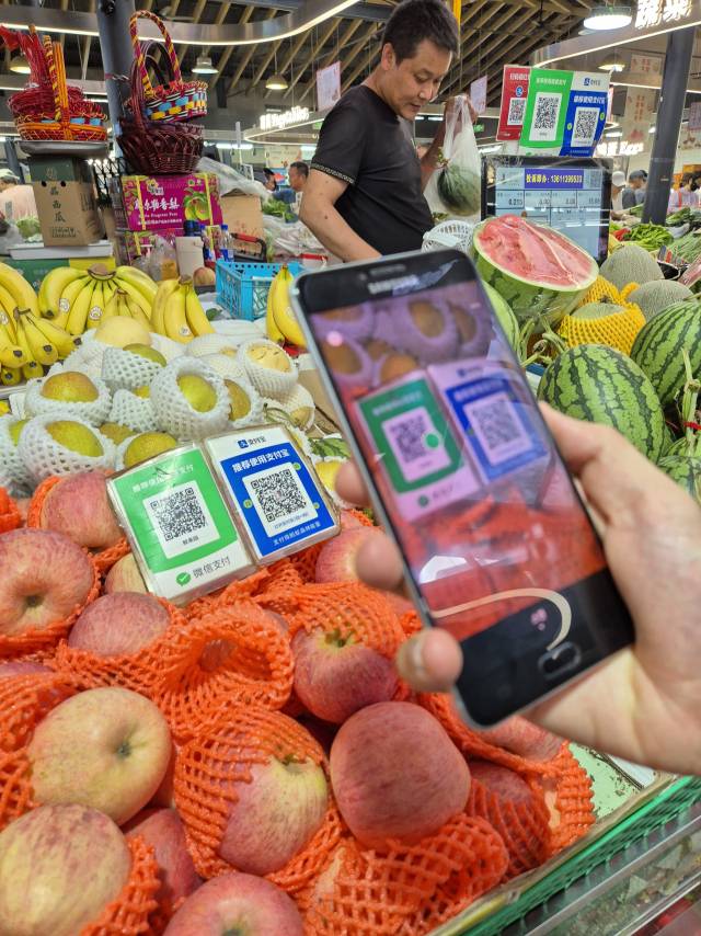 29일 중국 베이징 자오쥔성 채소 시장의 한 과일 상점에 놓여 있는 QR코드 패널을 스캔해 결제를 하고 있다. 이승배 기자